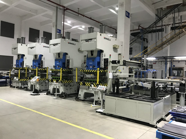 多工位沖床機械手4臺沖床連線生產(chǎn)線